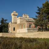 Spostandosi sul lato sinistro del muro perimetrale � possibile ammirare il prospetto dell'Universit� Islamica. Si nota quindi la vecchia e rossa masseria preesistente, dietro alla quale � stato innalzato il resto dell�edificio arabeggiante in pietra bianca